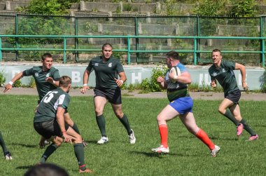 Lviv, Ukrayna - 2018 olabilir: Sporcular bir top ile rugby oynamak