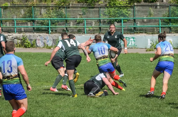 Lviv, Ukrayna - 2018 olabilir: Sporcular bir top ile rugby oynamak