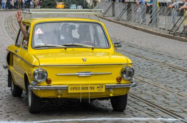 Lviv, Ukrayna - Haziran 2018: Eski Sovyet eski model retro araba araba Zaz geçit şehrin sokaklarında