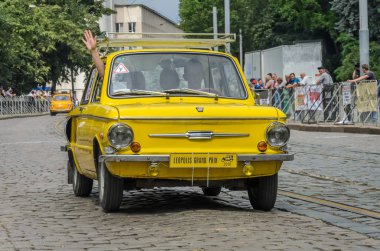 Lviv, Ukrayna - Haziran 2018: Eski Sovyet eski model retro araba araba Zaz geçit şehrin sokaklarında