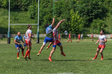 Lviv, Ukrayna - Haziran 2018: Sporcular bir top ile rugby oynamak