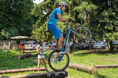 Lviv, Ukrayna - Haziran 2018: Bir bisikletçi hileci bir bisiklet üzerinde bir engel ders aşmak için deneme gerçekleştirir.