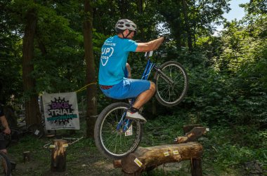 Lviv, Ukrayna - Haziran 2018: Bir bisikletçi hileci bir bisiklet üzerinde bir engel ders aşmak için deneme gerçekleştirir.
