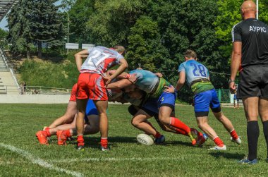 Lviv, Ukrayna - Haziran 2018: Sporcular bir top ile rugby oynamak