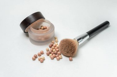 Kadın kozmetik, vurgulayıcı inciler ve makyaj beyaz arka plan üzerinde fırça. Dekoratif kozmetik