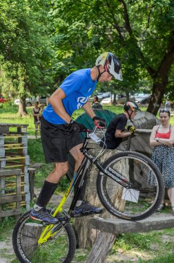 Lviv, Ukrayna - Haziran 2018: Bir bisikletçi hileci bir bisiklet üzerinde bir engel ders aşmak için deneme gerçekleştirir.