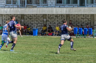 Lviv, Ukrayna - Haziran 2018: Sporcular bir top ile rugby oynamak