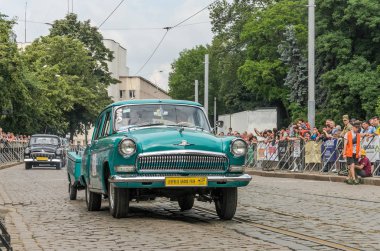 Lviv, Ukrayna - Haziran 2018: Sovyet eski vintage retro araba Gaz Volga 21 şehrin sokaklarında sürüş