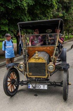 Lviv, Ukrayna - Haziran 2018: Eski eski model araba Ford T Lviv üçgen Grand Prix