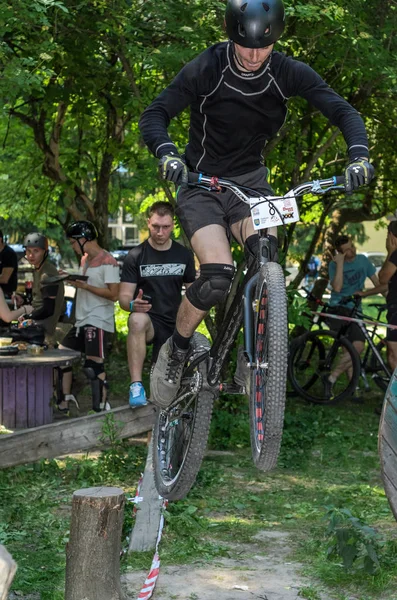 Lviv Ukraine Juni 2018 Ein Radfahrer Führt Tricks Auf Einem — Stockfoto