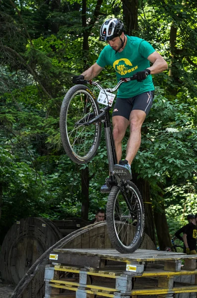 Lvov Ukrajina Červen 2018 Cyklista Vykonává Triky Kole Zkušební Překonat — Stock fotografie