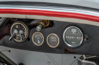 Lviv, Ukrayna - Haziran 2018: Dashboard-in eski bir vintage retro Buick araba