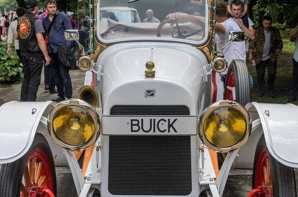 Lviv, Ukrayna - Haziran 2018: Eski vintage retro Buick araba