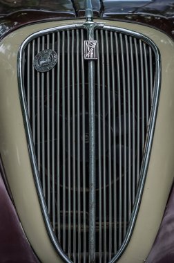 Lviv, Ukrayna - Haziran 2018: Eski bir vintage retro araba Fiat Nsu bir ızgara unsurları