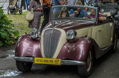 Lviv, Ukrayna - Haziran 2018: Eski vintage rotasındaki Lviv üçgen Leopolis Grand Prix yarışında retro Fiat