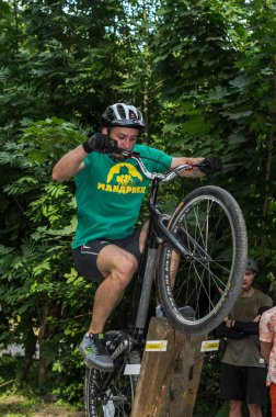 Lviv, Ukrayna - Haziran 2018: Bir bisikletçi hileci bir bisiklet üzerinde bir engel ders aşmak için deneme gerçekleştirir.
