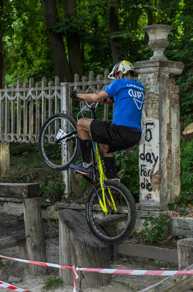 Lviv Ukraine Juni 2018 Ein Radfahrer Führt Tricks Auf Einem — Stockfoto