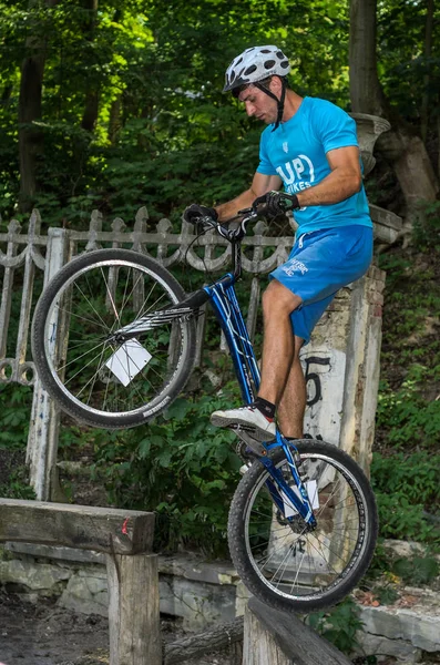 Lviv Ukraine Juni 2018 Ein Radfahrer Führt Tricks Auf Einem — Stockfoto
