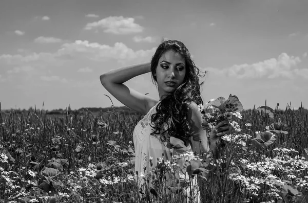 Joven Chica Morena Encantadora Campo Con Flores Amapolas Margaritas Día — Foto de Stock