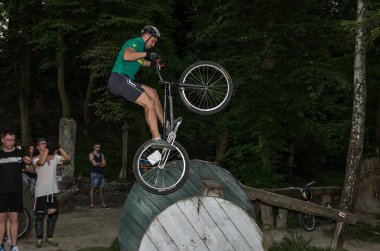 Lviv, Ukrayna - Haziran 2018: Bir bisikletçi hileci bir bisiklet üzerinde bir engel ders aşmak için deneme gerçekleştirir.