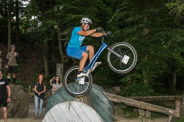 Lviv, Ukrayna - Haziran 2018: Bir bisikletçi hileci bir bisiklet üzerinde bir engel ders aşmak için deneme gerçekleştirir.