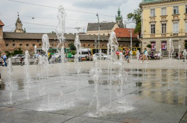 Lviv, Ukrayna - Haziran 2018: Gençler ve çocuklar kentin fıskiyede oynamak