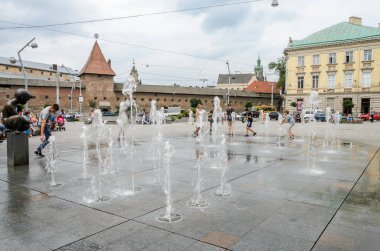 Lviv, Ukrayna - Haziran 2018: Gençler ve çocuklar kentin fıskiyede oynamak