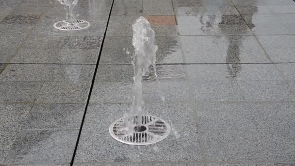 Wasser Fließt Aus Einem Stadtbrunnen — Stockvideo