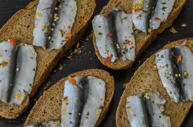 Hamsi siyah ekmek üzerinde fileto balık