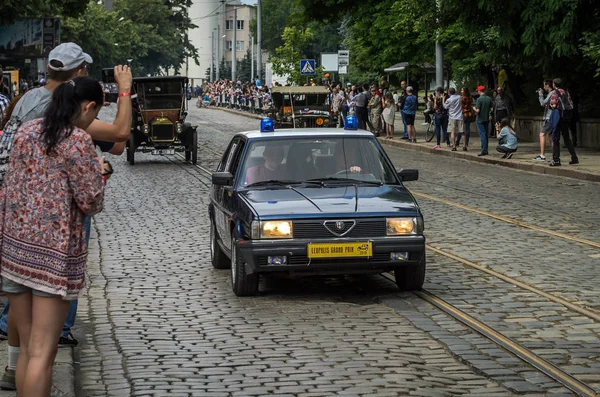 Lviv, Ukrayna - Haziran 2018: Eski vintage polis arabası Alfa Romeo Flaşörler ve jandarma yazıt ile