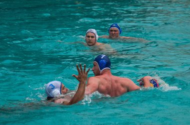 Lviv, Ukrayna - Haziran 2018: Sporcular oyun sutopu havuzda