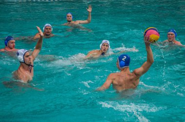 Lviv, Ukrayna - Haziran 2018: Sporcular oyun sutopu havuzda