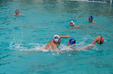 Lviv, Ukrayna - Haziran 2018: Sporcular oyun sutopu havuzda