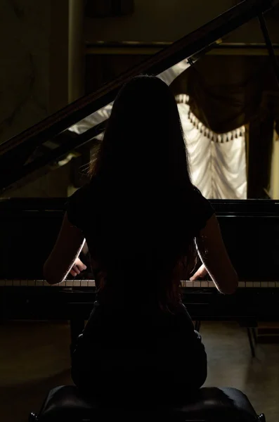 Молодая Очаровательная Брюнетка Играющая Пианино — стоковое фото