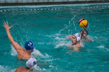 Lviv, Ukrayna - Haziran 2018: Sporcular oyun sutopu havuzda