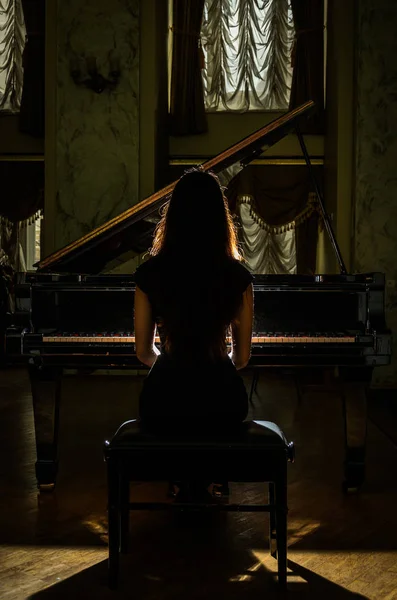 Junges Charmantes Brünettes Mädchen Spielt Klavier — Stockfoto