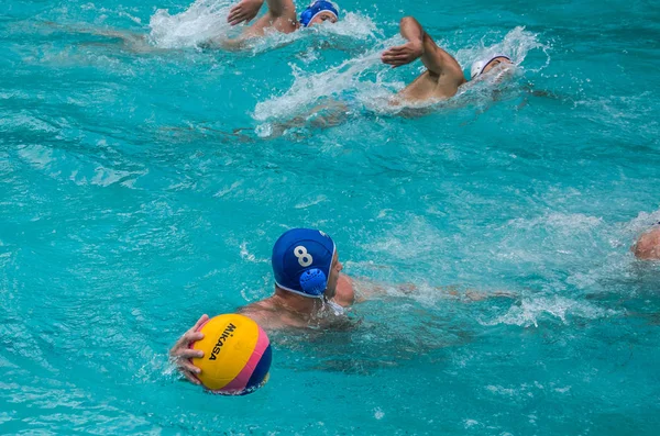 Lviv, Ukrayna - Haziran 2018: Sporcular oyun sutopu havuzda