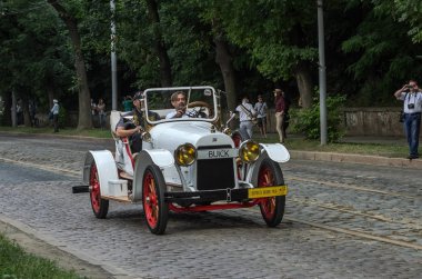 Lviv, Ukrayna - Haziran 2018: Eski vintage retro araba Cabrio Buick şehri sokak sürmek