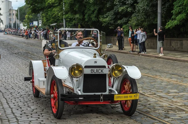 Lviv, Ukrayna - Haziran 2018: Eski vintage retro araba Cabrio Buick şehri sokak sürmek