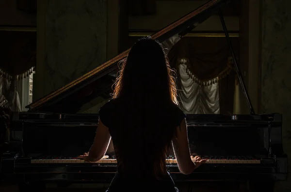 Junges Charmantes Brünettes Mädchen Spielt Klavier — Stockfoto