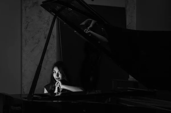 Jovem Menina Morena Encantadora Tocando Piano — Fotografia de Stock