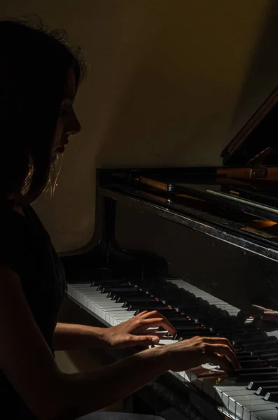 Jovem Menina Morena Encantadora Tocando Piano — Fotografia de Stock