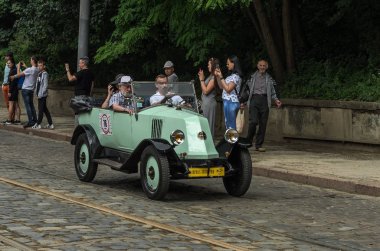 Lviv, Ukrayna - Haziran 2018: Eski vintage retro araba cabriolet Renault beyaz renk şehri sokak sürmek