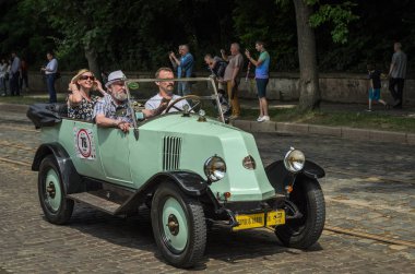 Lviv, Ukrayna - Haziran 2018: Eski vintage retro araba cabriolet Renault beyaz renk şehri sokak sürmek