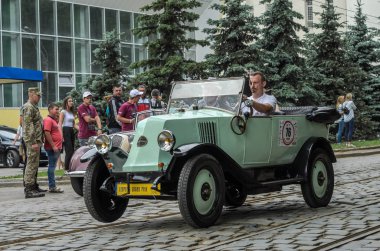 Lviv, Ukrayna - Haziran 2018: Eski vintage retro araba cabriolet Renault beyaz renk şehri sokak sürmek