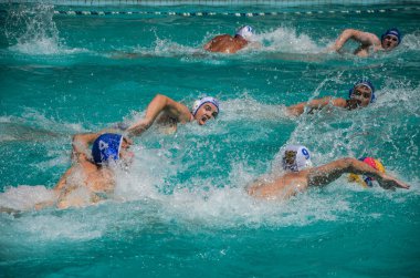 Lviv, Ukrayna - Haziran 2018: Sporcular oyun sutopu havuzda