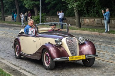 Lviv, Ukrayna - Haziran 2018: Eski vintage retro araba cabriolet Fiat Nsu şehir sokaklarında rides