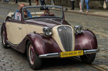 Lviv, Ukrayna - Haziran 2018: Eski vintage retro araba cabriolet Fiat Nsu şehir sokaklarında rides