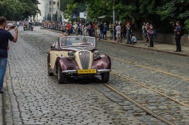 Lviv, Ukrayna - Haziran 2018: Eski vintage retro araba cabriolet Fiat Nsu şehir sokaklarında rides