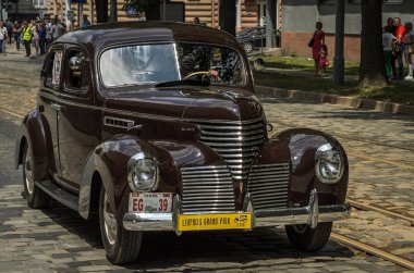 Lviv, Ukrayna - Haziran 2018: Eski vintage retro araba şehir sokak siyah